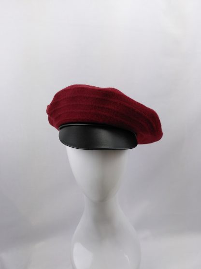 Marone Baskenmütze mit Schild rot